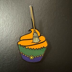 Loungefly Hocus Pocus Winnifred Cupcake pin